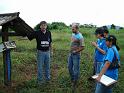 Professor Fernando Braz Tangerino Hernandez da UNESP Ilha Solteira em aula prática no curso de Pós-Graduação em Agronomia: painel de controle e medidor de chuva para interrupção da irrigação.